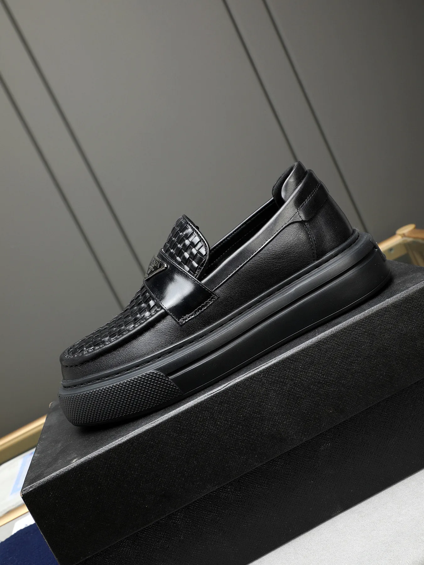 Men's Men's Shoes 💰500 Prada/Prada Men's new casual shoes, this upper is made of imported calfskin + sheep lining! The outsole is made of non-slip foam outsole, which feels good on your feet and is a fashionable and stylish item!  Size: 38-44 (45 customized)